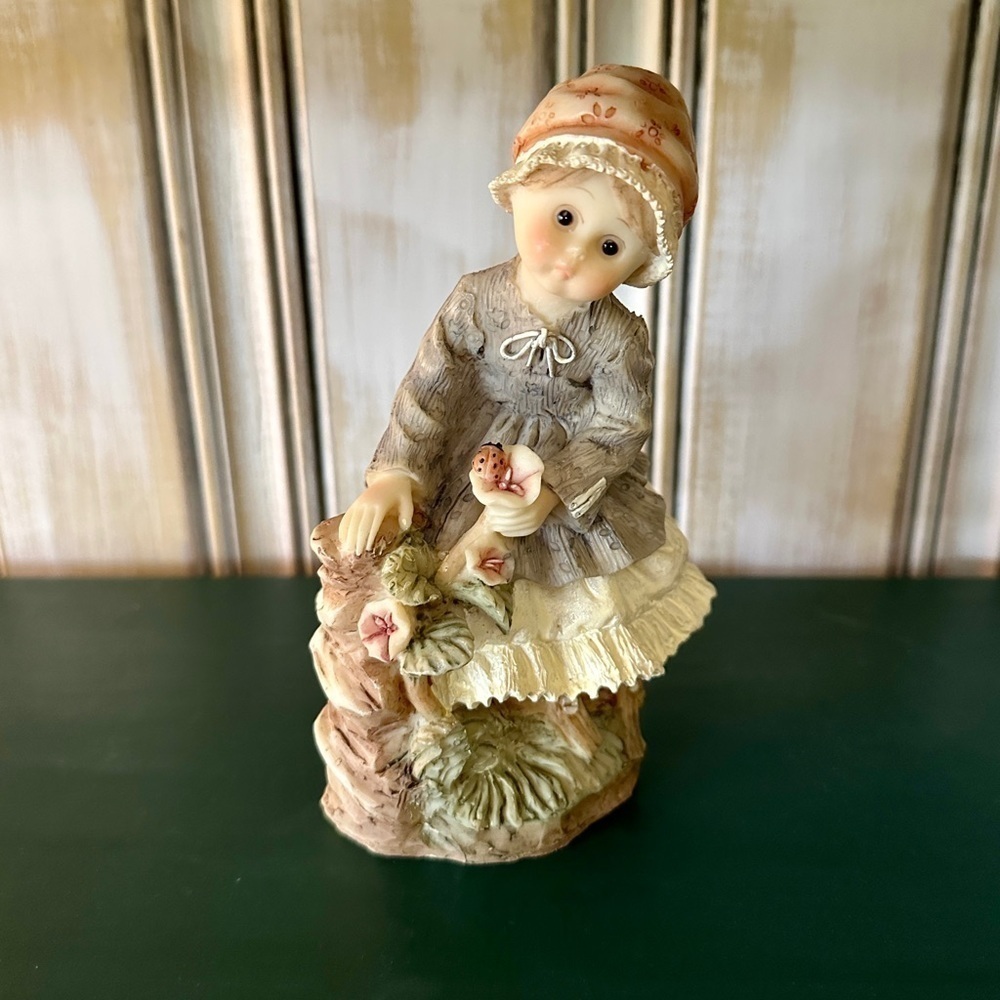 YOUNG GIRL WITH FLOWERS & LADYBUG.  FIGURINE IN RESIN. NO BRAND.